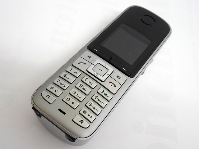 starší typ mobilního telefonu
